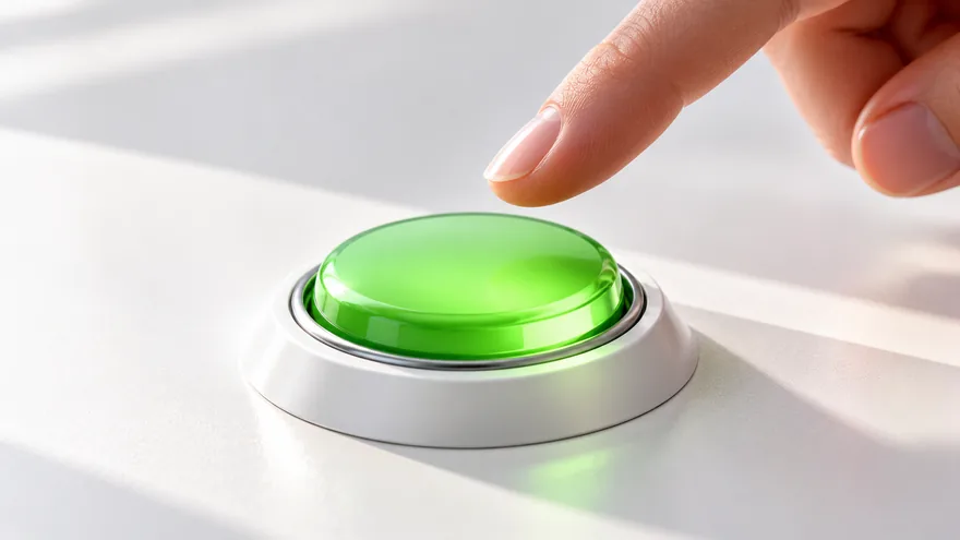 Autoplay-Verbot Spielautomaten Echtgeld – Finger über einer einzelnen Starttaste